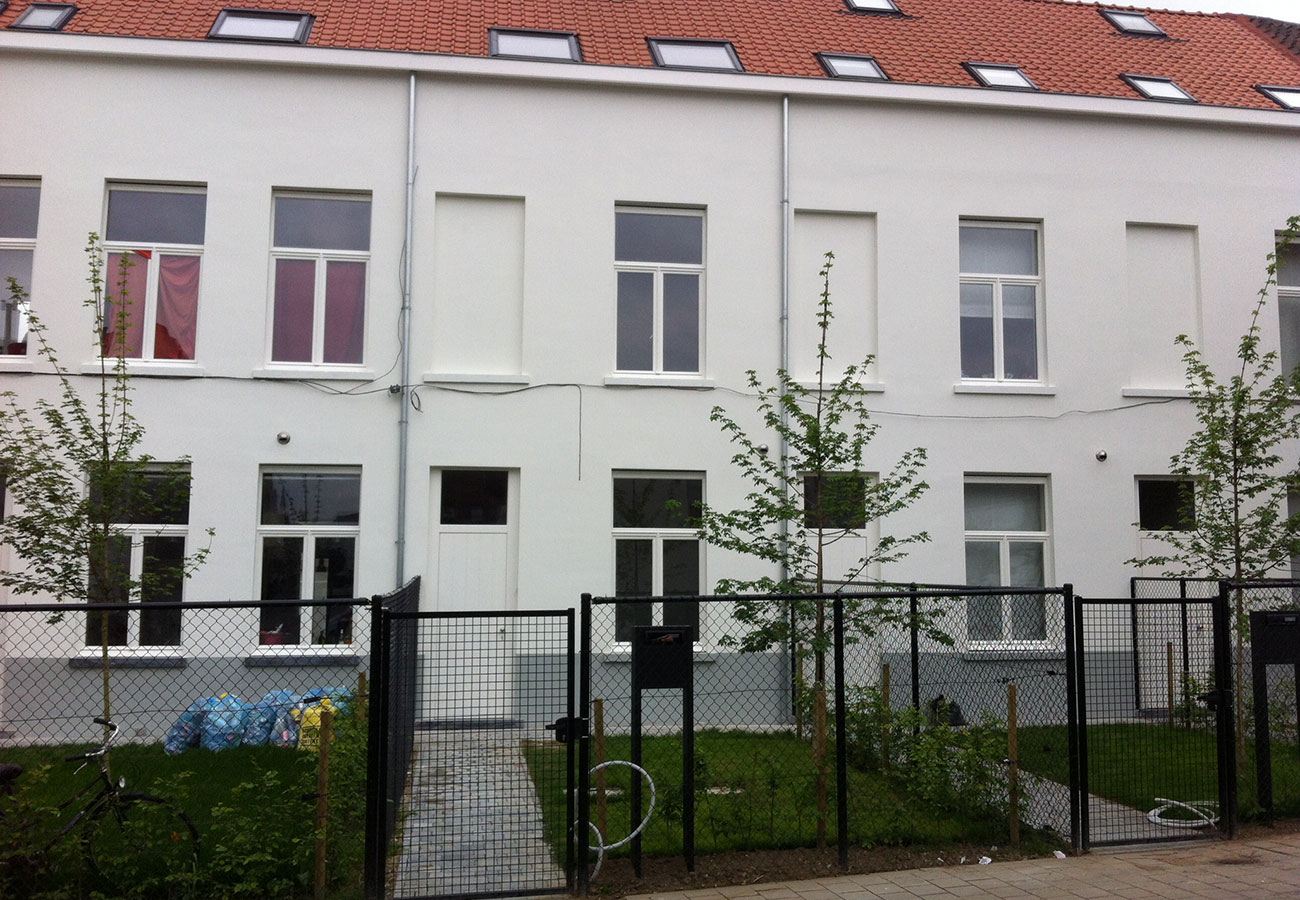 Gerestaureerde rijwoning met wit geschilderde gevel door In't Kleur en rode dakpannen in Sint-Martens-Latem.