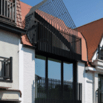 Hans-Christian Demyttenaere van Myth Architects en totaalaannemer Bouw-iD werkten samen om een rijwoning met eerder beperkte gevelbreedte om te toveren tot een bijzonder luxueuze, stijlvolle en lichtrijke vakantiewoning in het historische hart van Knokke-Zoute.