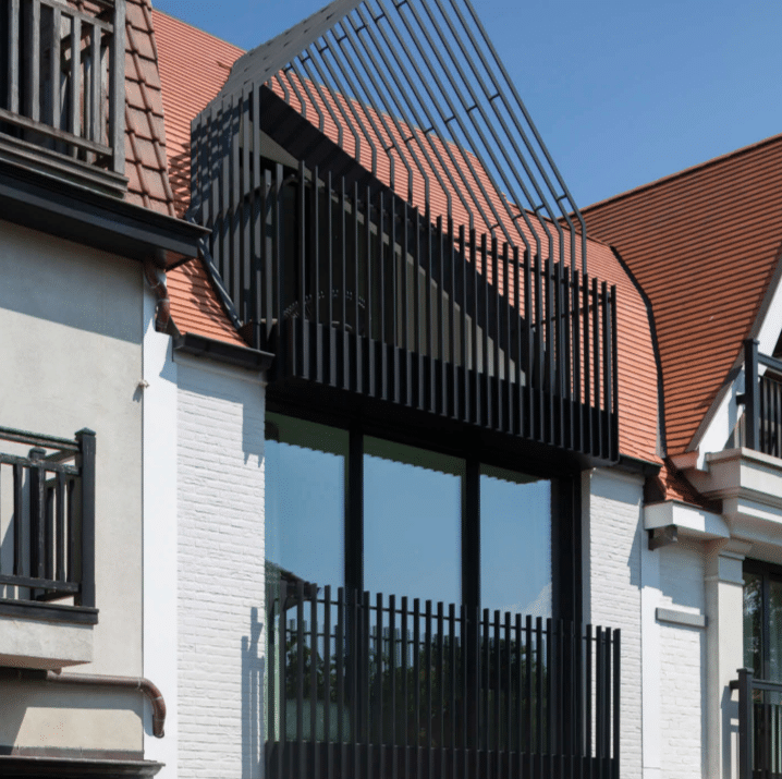 Hans-Christian Demyttenaere van Myth Architects en totaalaannemer Bouw-iD werkten samen om een rijwoning met eerder beperkte gevelbreedte om te toveren tot een bijzonder luxueuze, stijlvolle en lichtrijke vakantiewoning in het historische hart van Knokke-Zoute.