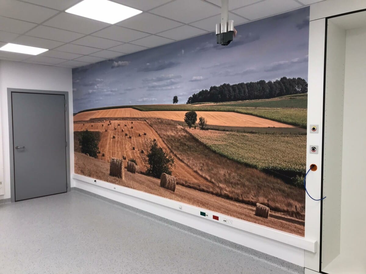 Airtex behang door In't kleur in een grote ruimte in Zottegem.
