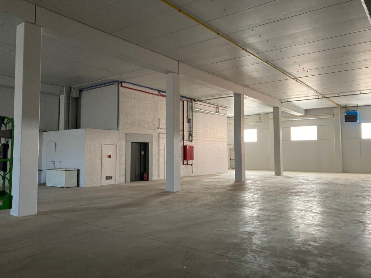 Door In't Kleur wit geverfde ruimte in Lievegem.