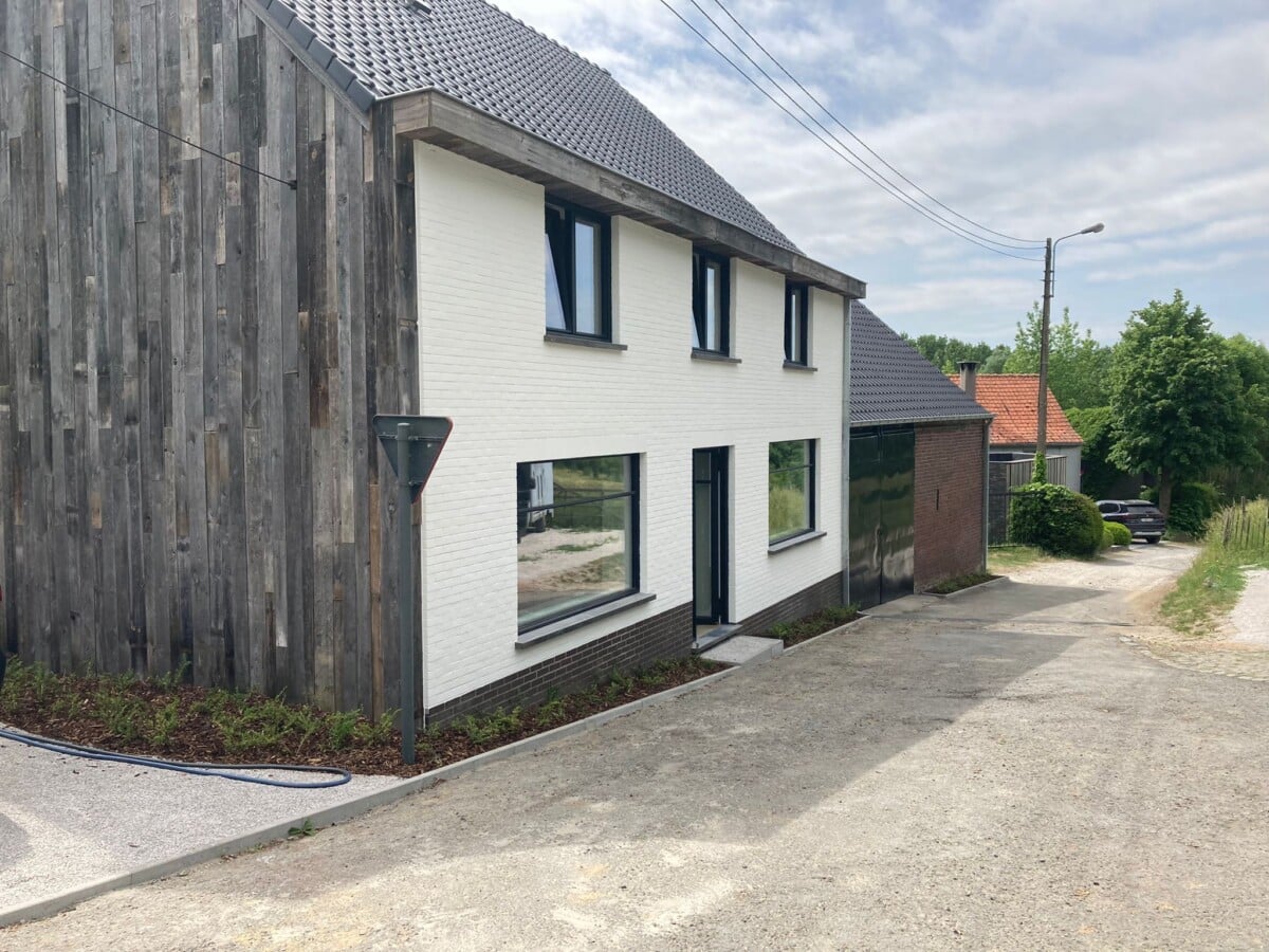 Huis met door In't Kleur geverfde bakstenen in Zwalm.