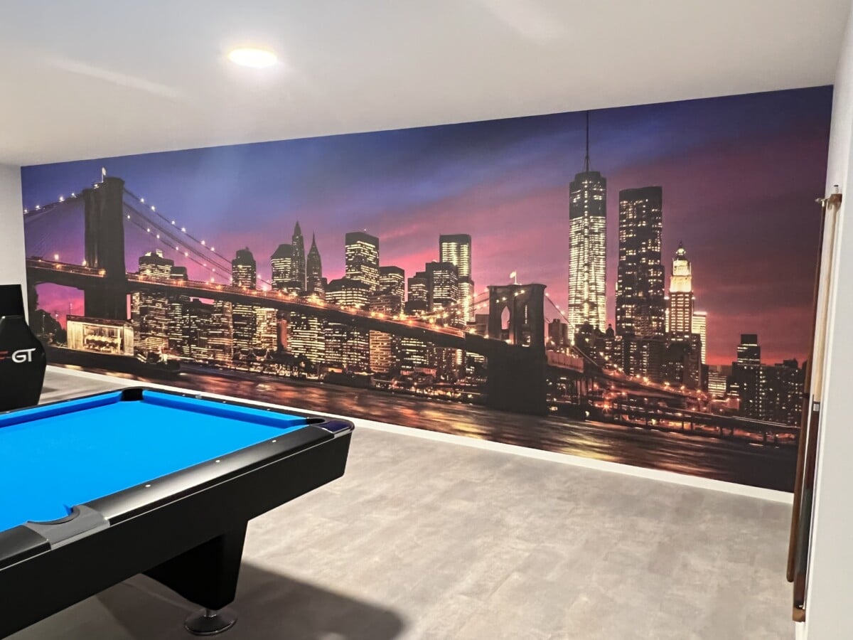 Behang van de skyline van New York met Brooklyn Bridge tijdens een in kleurrijke zonsondergang in Uitbergen