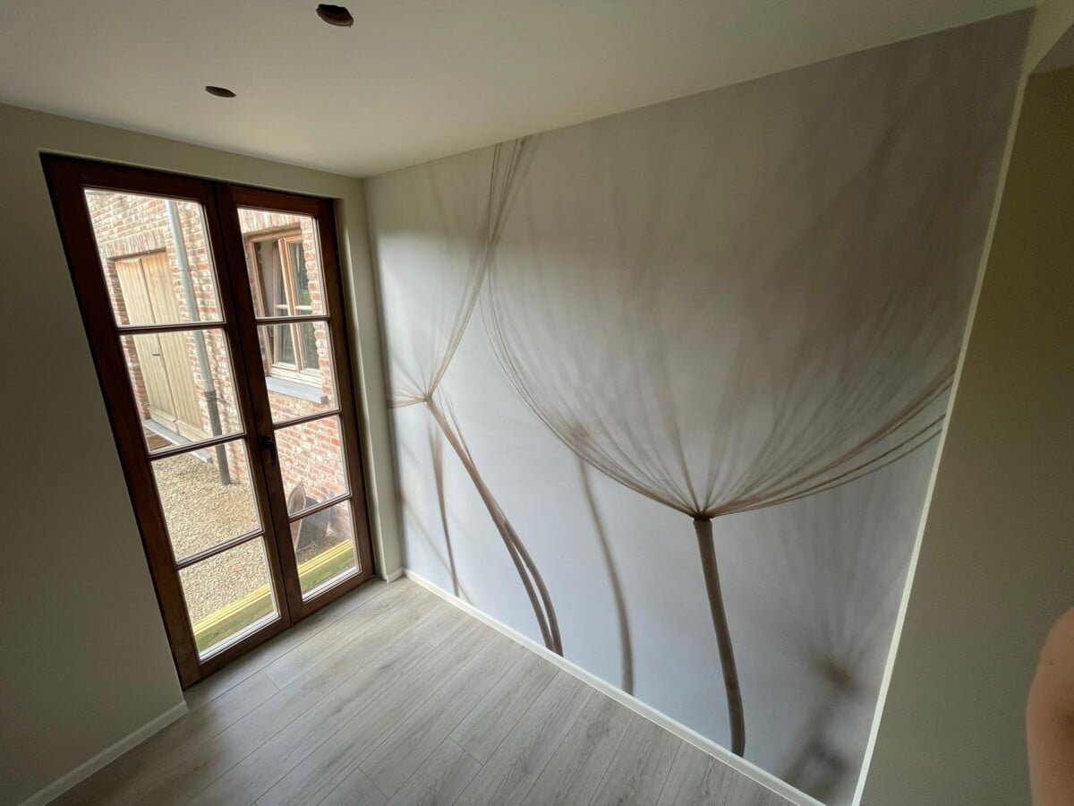 Muur een muurschildering van een paardenbloem in Herzele.