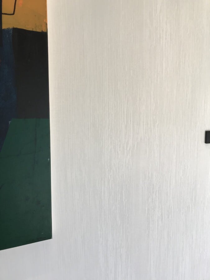 Close-up van gestructureerde muur in de woonkamer, project in Astene.