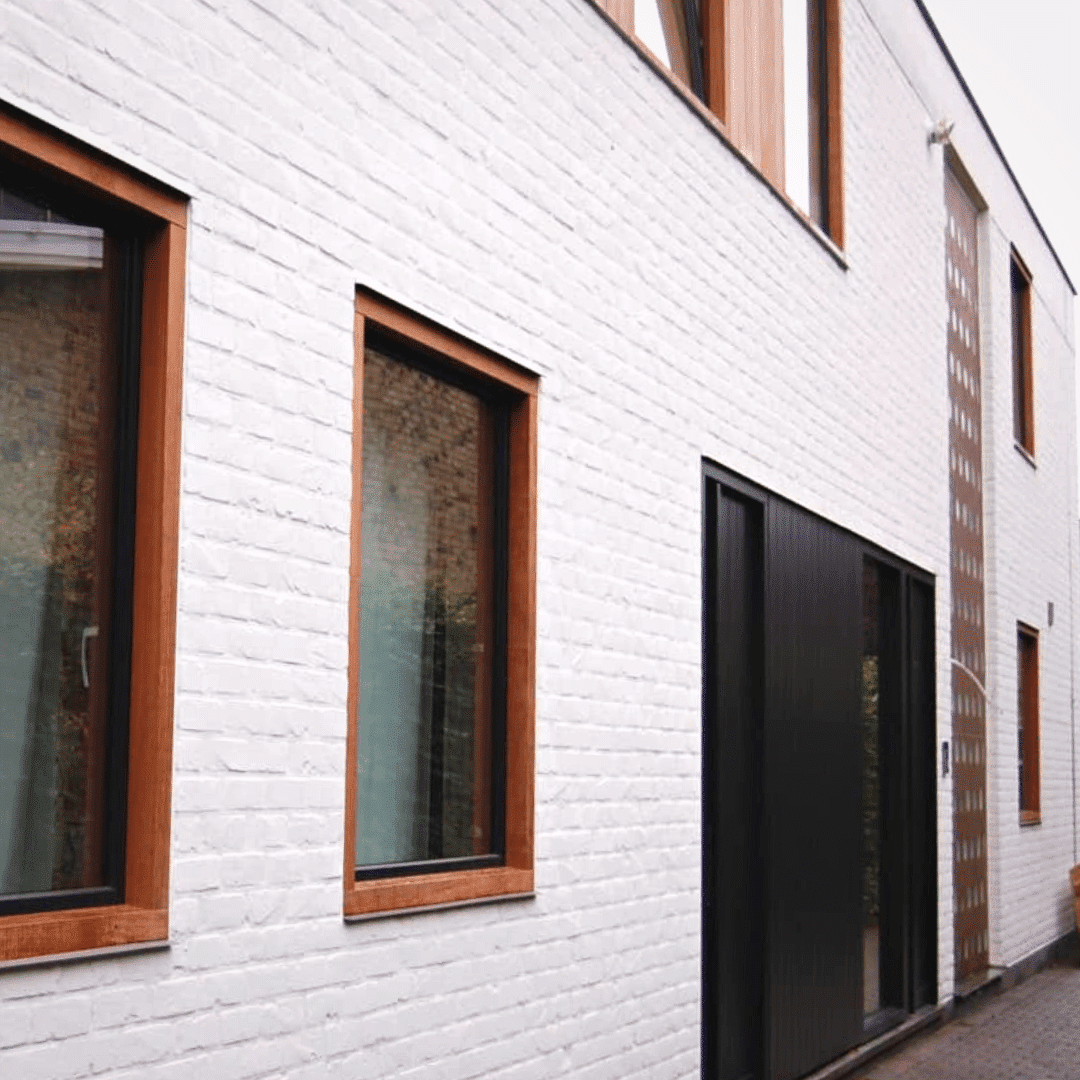 Witte buitengevel van een moderne woning, schilderwerken door In't Kleur.