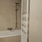 Mortex badkamer in Nazareth uitgevoerd door In't Kleur en In't Wit