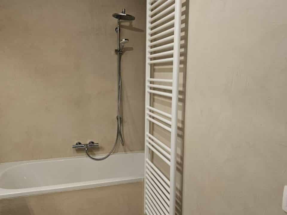 Mortex badkamer in Nazareth uitgevoerd door In't Kleur en In't Wit