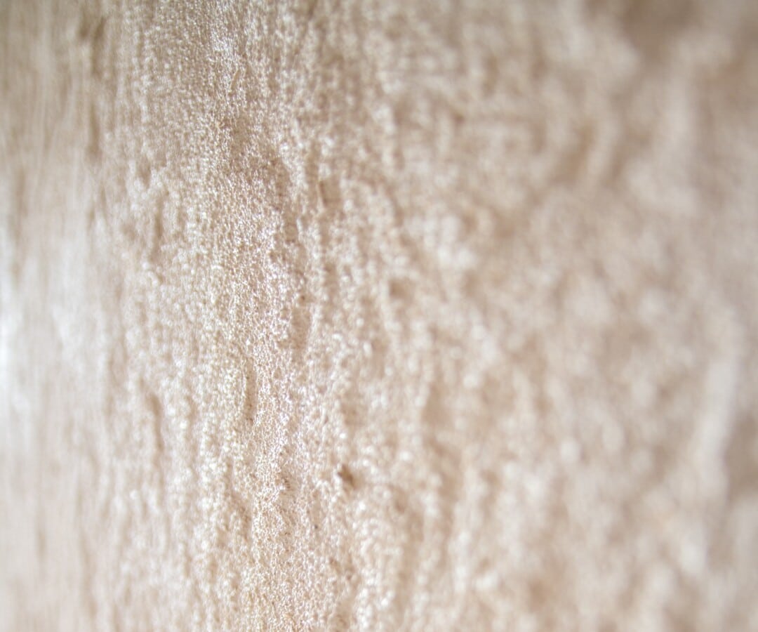 Gedetailleerde textuur van schilderwerk met kwartsverf door In't Kleur.