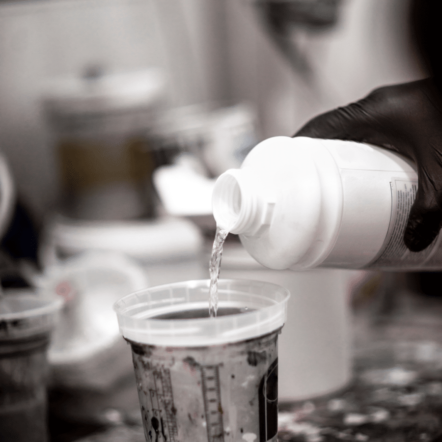 Schade op betonnen vloer wegkrijgen met Thinner Cellulose - een verdunner op verfbasis