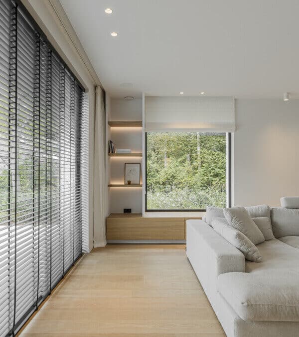 Moderne villa in Houtland met landelijke accenten uitgevoerd door In't Wit / In't Kleur - GYPROC / PLEISTER / SCHILDERWERKEN