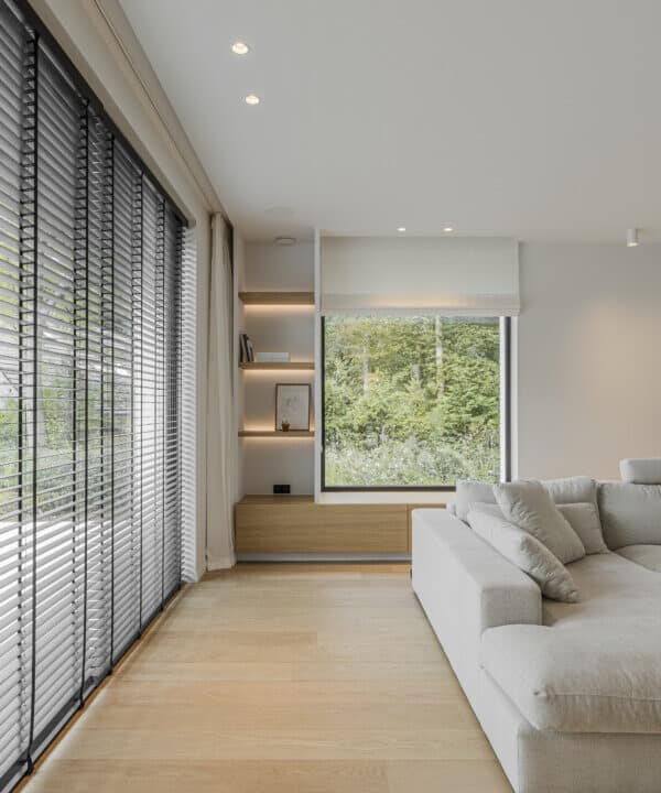 Moderne villa in Houtland met landelijke accenten uitgevoerd door In't Wit / In't Kleur - GYPROC / PLEISTER / SCHILDERWERKEN