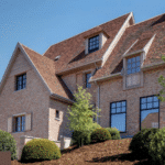 Landelijke villa ontworpen door Architect Frank Gruwez | De woning integreert het buitenleven a.d.h.v. grote ramen, een erker in de leefruimte, en een balkon aan de master bedroom.