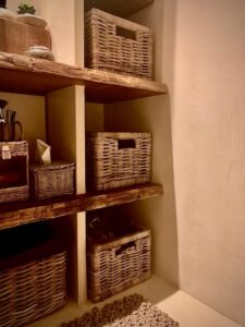 Opbergmanden in een badkamer afgewerkt met mortex