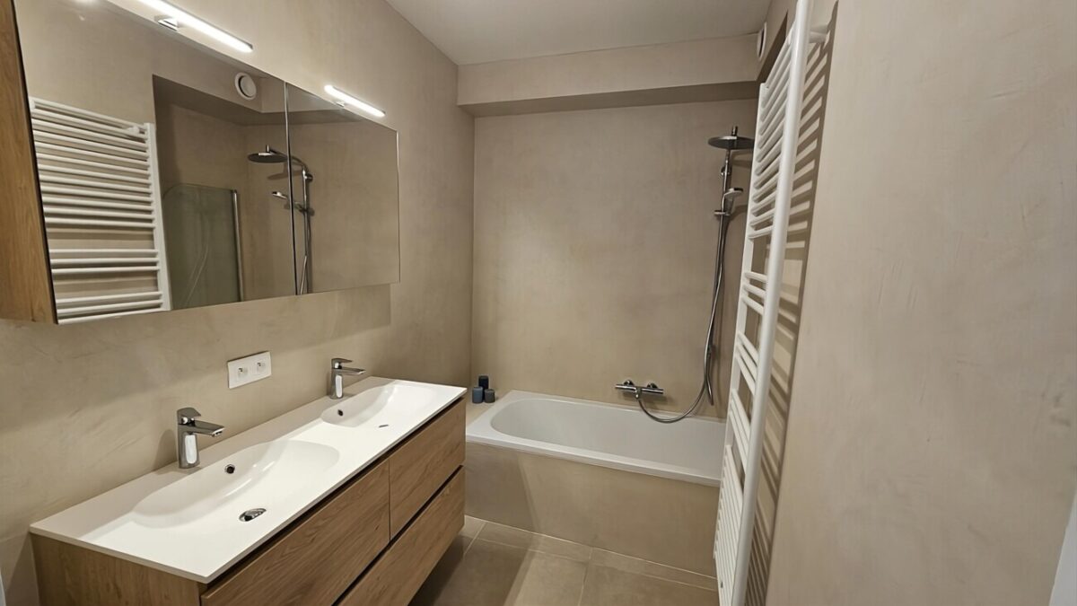 Mortex badkamer in Nazareth uitgevoerd door In't Kleur en In't Wit