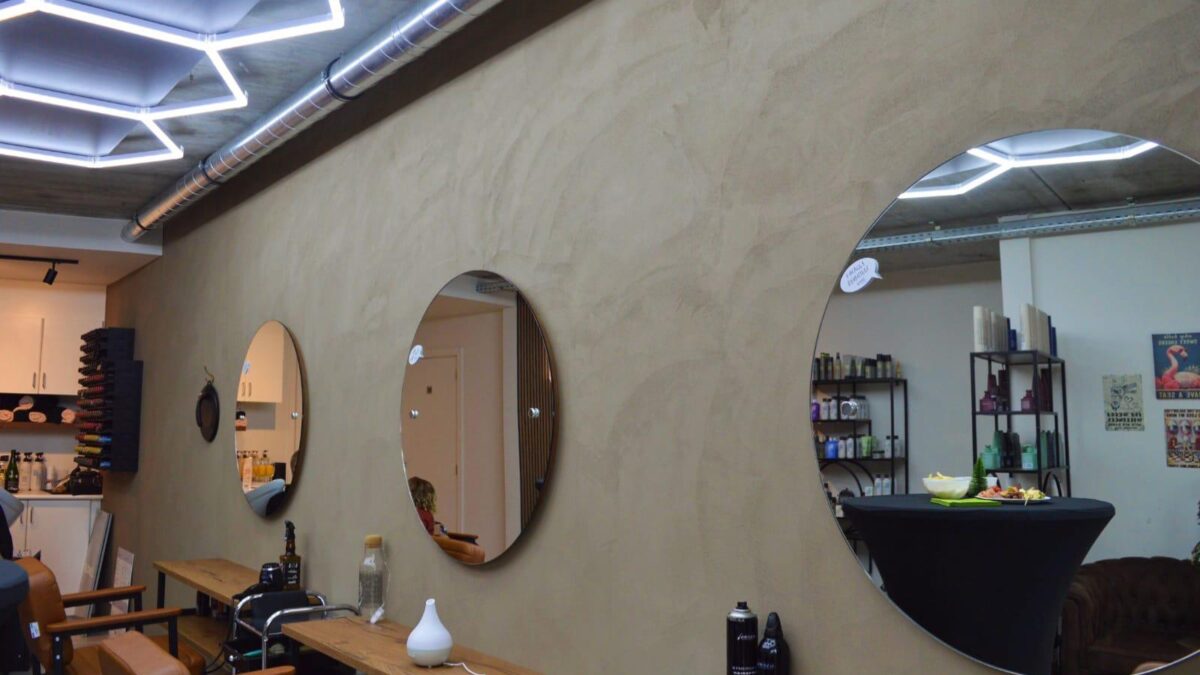 Kapsalon FerHAIRra in Bambrugge werd opgefrist door In't Kleur en In't Wit met een muur in claystuc.