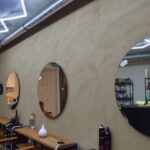 Kapsalon FerHAIRra in Bambrugge werd opgefrist door In't Kleur en In't Wit met een muur in claystuc.