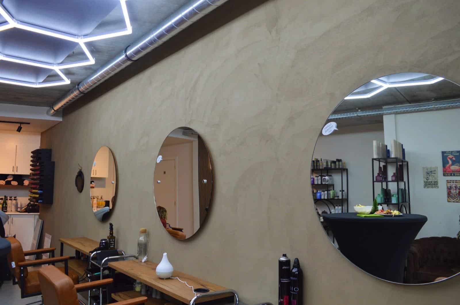 Kapsalon FerHAIRra in Bambrugge werd opgefrist door In't Kleur en In't Wit met een muur in claystuc.
