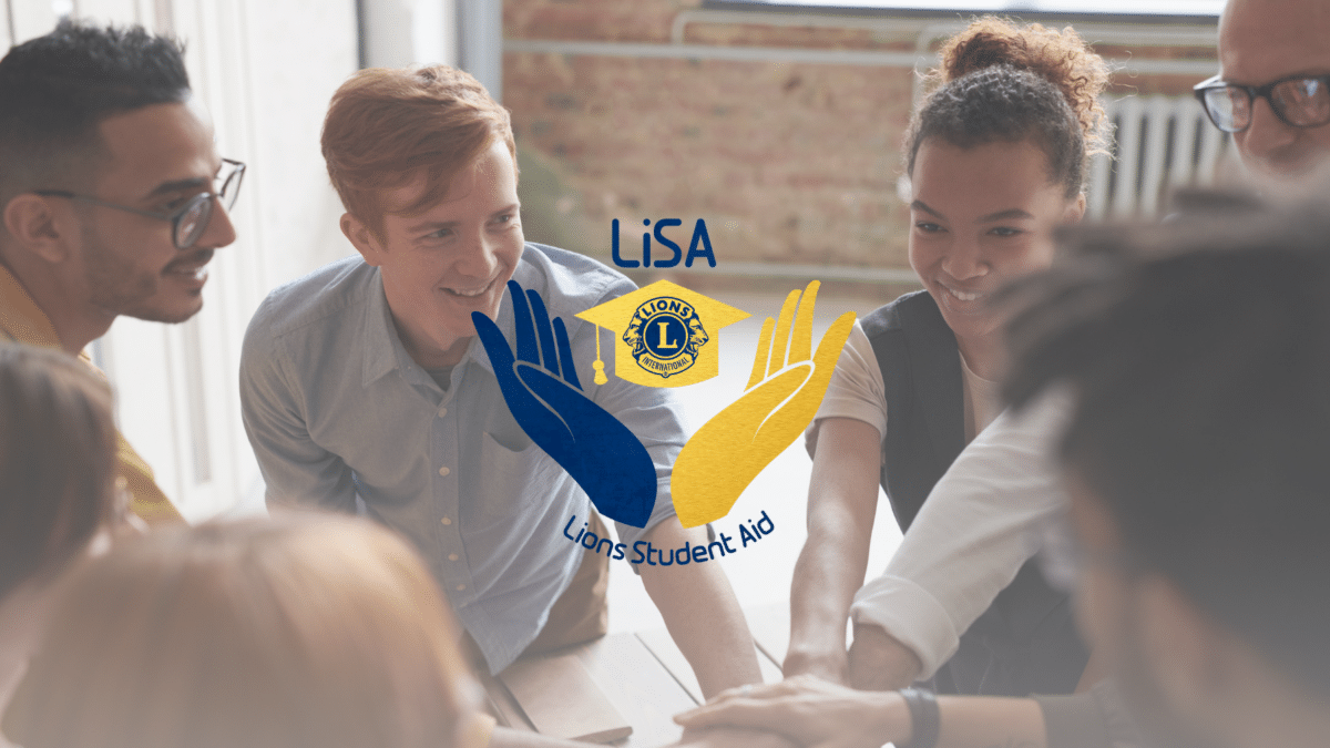 In't Kleur en In't Wit steunen het LiSA-project 6 » In't kleur schilderwerken 6 jongeren geven elkaar een hand en lachen - LiSA-project (Lions Student Aid) door Lionsclub Herzele