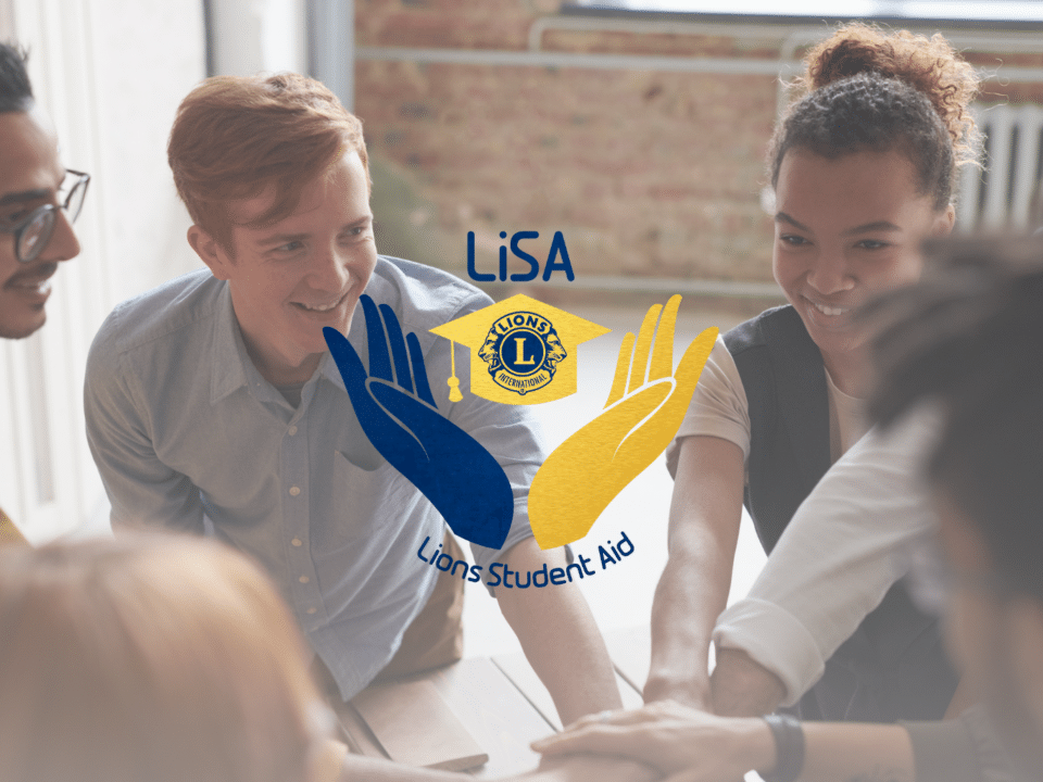 6 jongeren geven elkaar een hand en lachen - LiSA-project (Lions Student Aid) door Lionsclub Herzele
