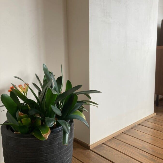 Strakke witte pilaar met natuurlijke pleisterstructuur - moderne interieurafwerking door In't Wit schilderwerken