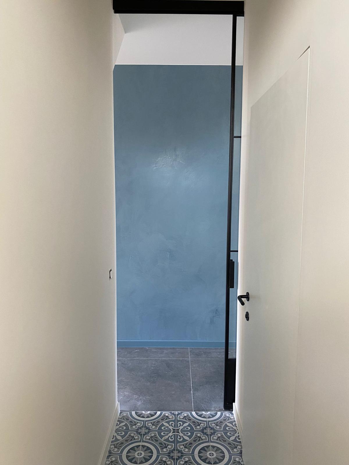 Gang met decoratieve tegels en muurafwerking