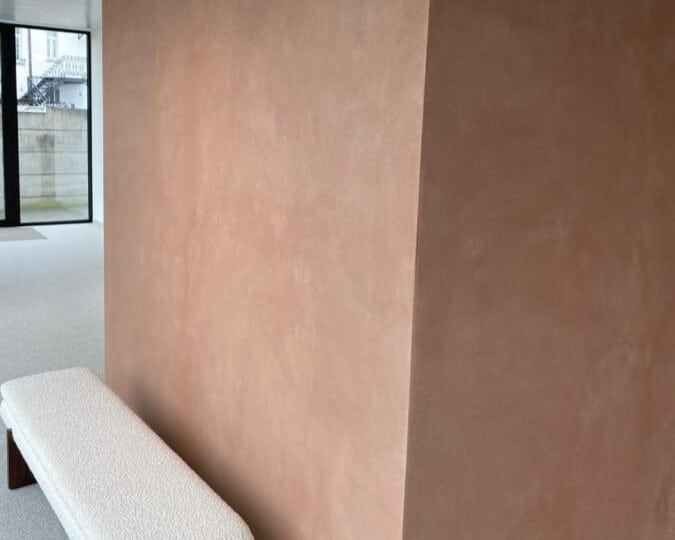 Warme terracotta kleurige muren in moderne ruimte - speciale schildertechnieken In't Kleur Oost-Vlaanderen