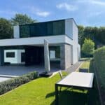 Sto Lotusan gevelverf in Assenede voor een witte gevel.