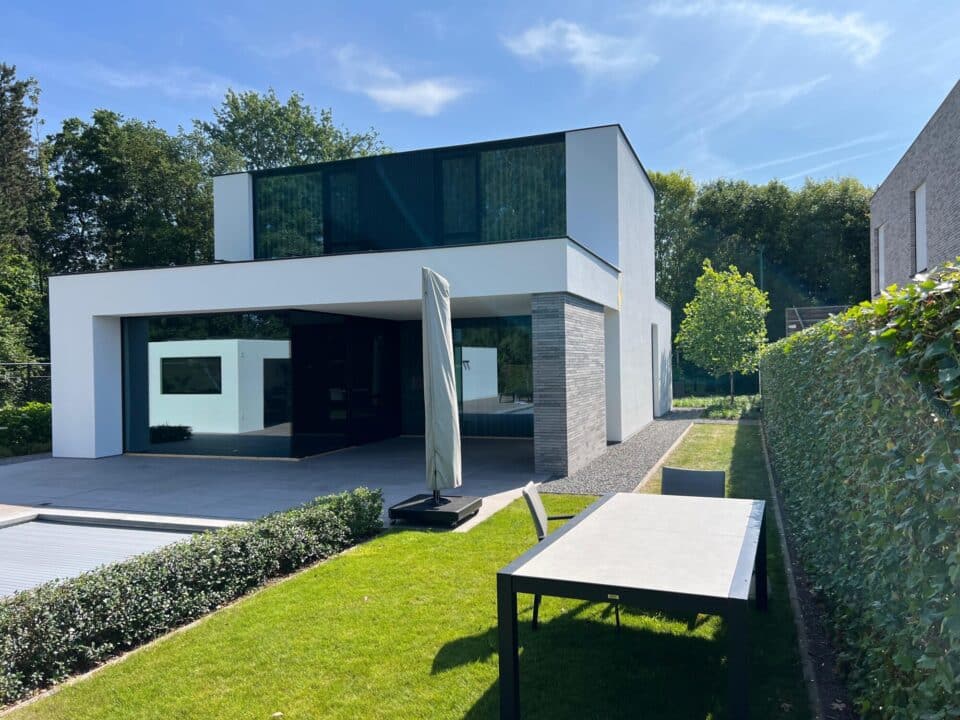 Sto Lotusan gevelverf in Assenede voor een witte gevel.