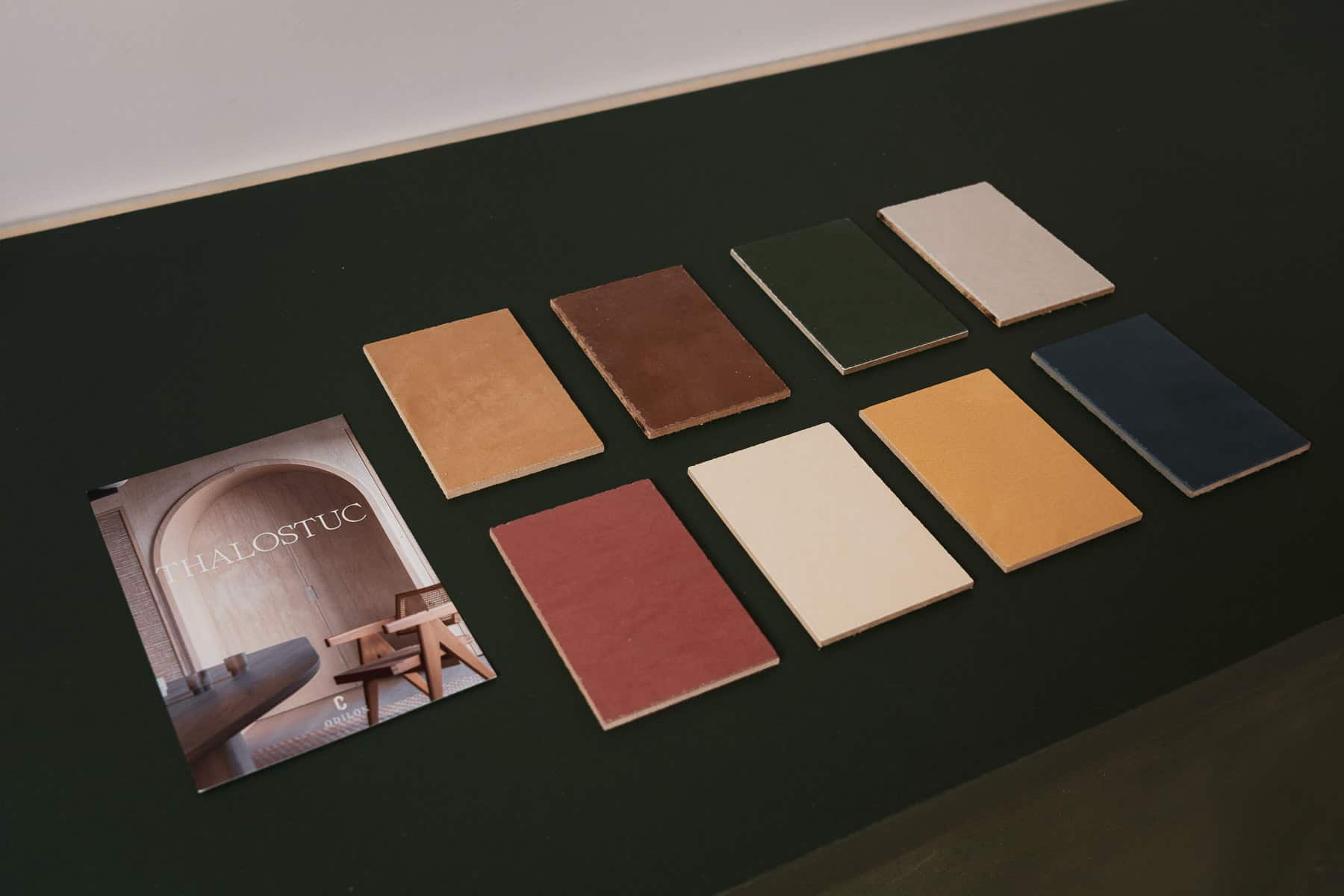 kleurstalen Thalostuc in diverse tinten met brochure van Odilon Creations