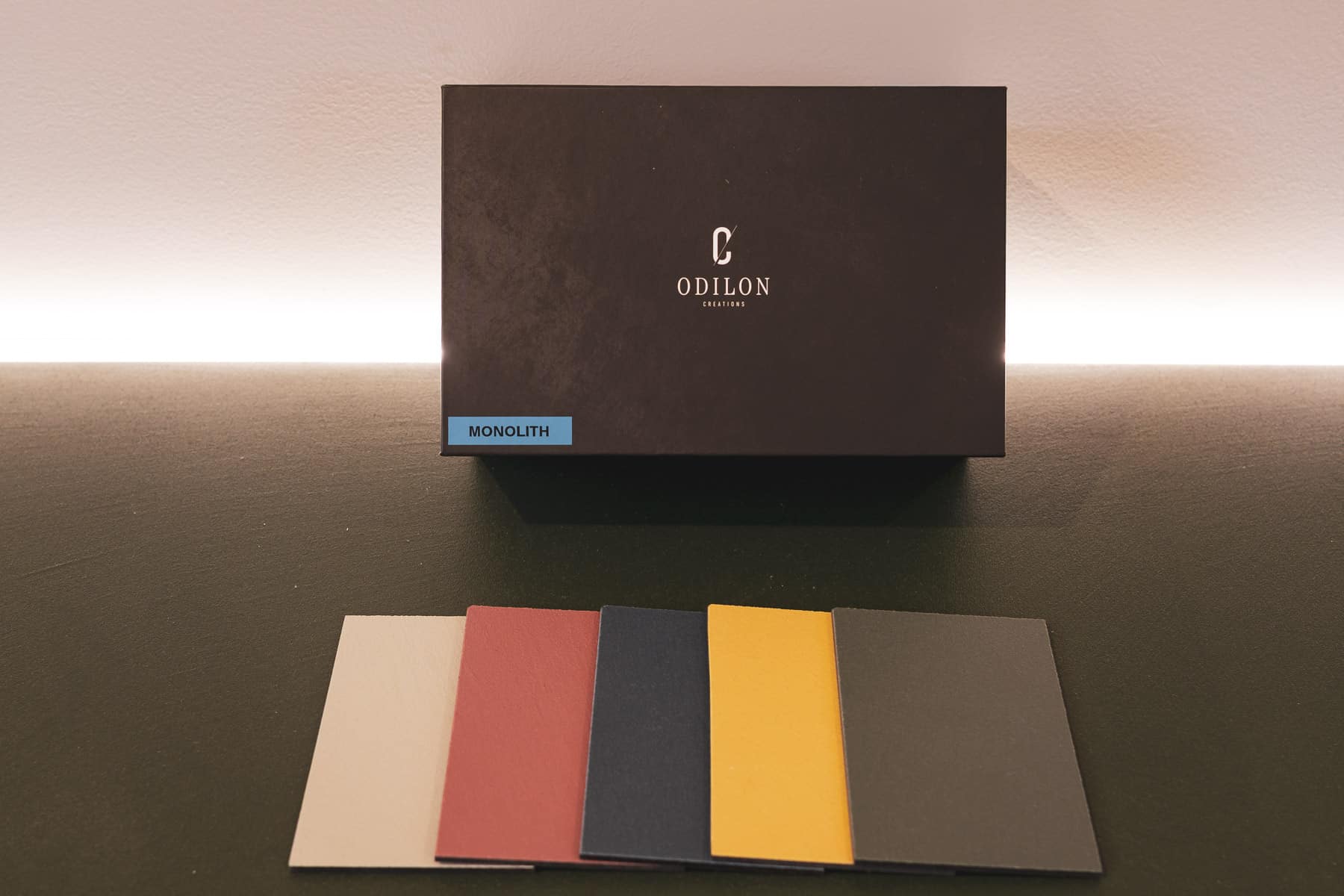 Monolith staaldoos van Odilon Creations met vijf kleurvarianten op tafel