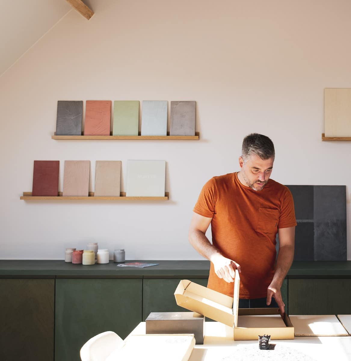 Werknemer presenteert Thalostuc stalen in stalenkamer van Odilon Creations