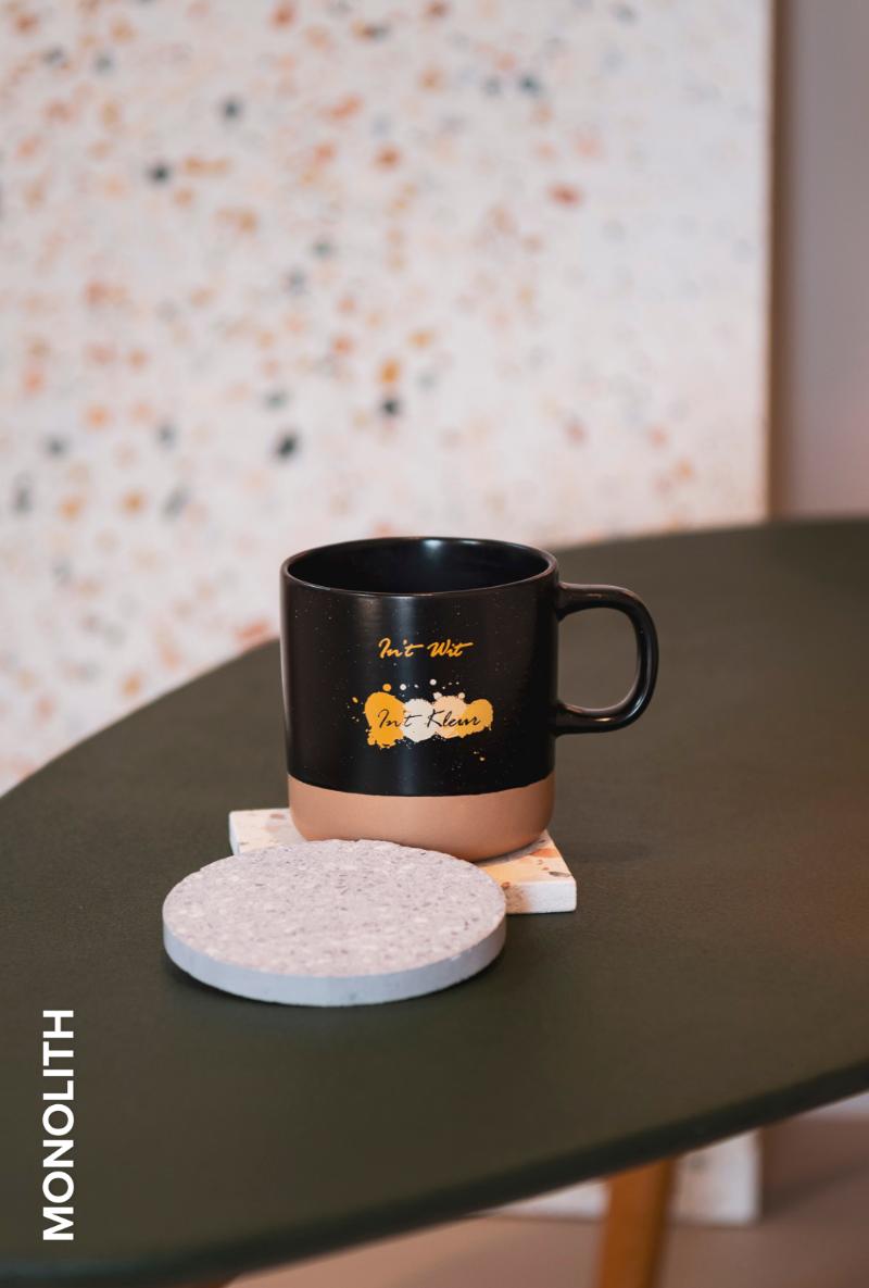 koffietas en onderlegger op tafel met Monolith oppervlak van Thalostuc