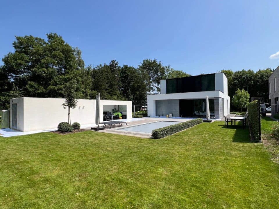 Gevelverf STO Lotusan in Assenede witte villa