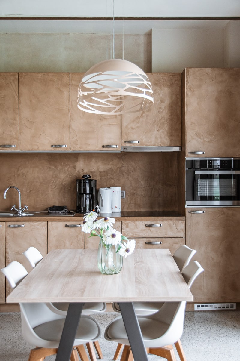 Eyndevelde vakantiewoningen - pleisterwerken en speciale decoratieve afwerkingstechnieken in een gerenoveerde hoeve