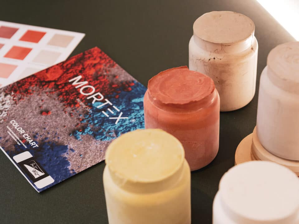Mortex kleurstalen en kleurenwaaier in de stalenkamer van Intkleur voor decoratief pleisterwerk